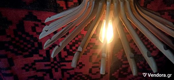 lampa orofis apo xilines kremastres - chiropiiti (Handmade lamp from wooden hangers)