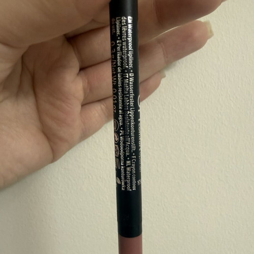 Essence 8H Matte Comfort Lipliner no.12 Cushion Talk with sharpener