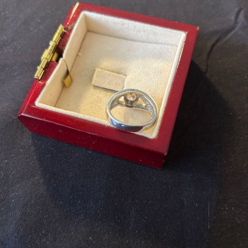 Silver 925 ring with white stone like new