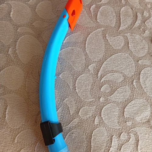 Children's silicone snorkel with purge valve