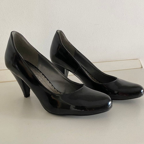 Migato black patent leather pumps size 38 like new