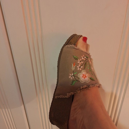 Ideal Shoes fantasy platform sandals like new, size 40, multicolor