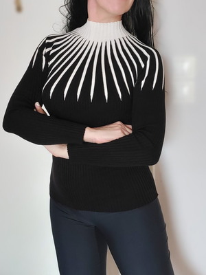 Women's ribbed black and white sweater new, size M