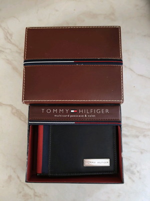 Tommy Hilfiger leather wallet new, black with multiple card slots