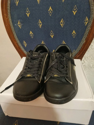 Παπούτσια Snickers μαύρα με χρυσό σαν καινούργιο, Lacoste 38