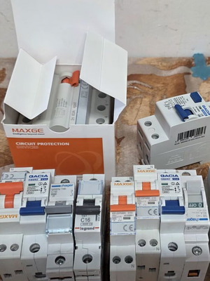 Ρελέ και ασφάλειες καινούργια, 2 ρελέ και 9 ασφάλειες