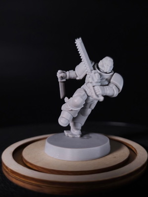 Μινιατούρα ρητίνης άβαφη Sci-Fi μαχητής με πιστόλι και chainsword