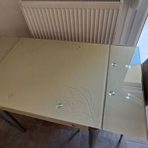 Extendable glass dining table with two chairs