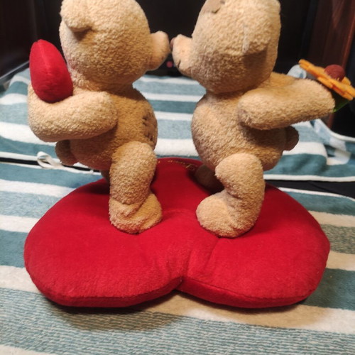 Plush teddy bears on heart used, good condition