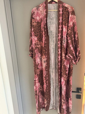 Amarine Kimono Iraida like new, 100% viscose with gold thread belt