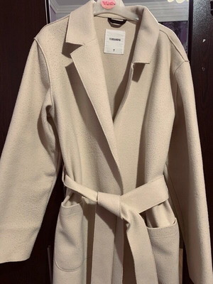 Women's long beige coat Large like new with belt Terranova