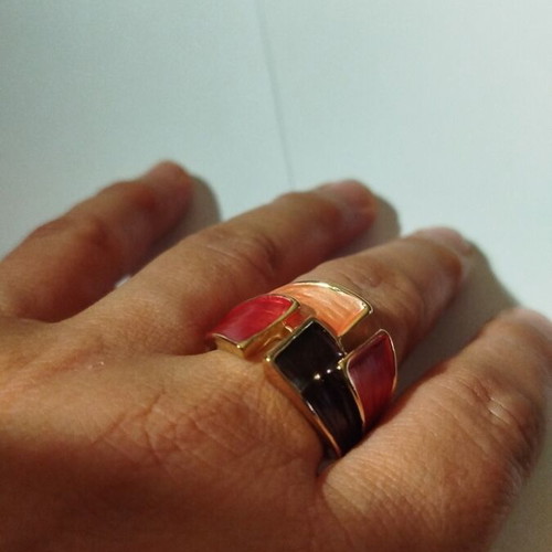Faux ring with intricate designs in pink and burgundy shades new