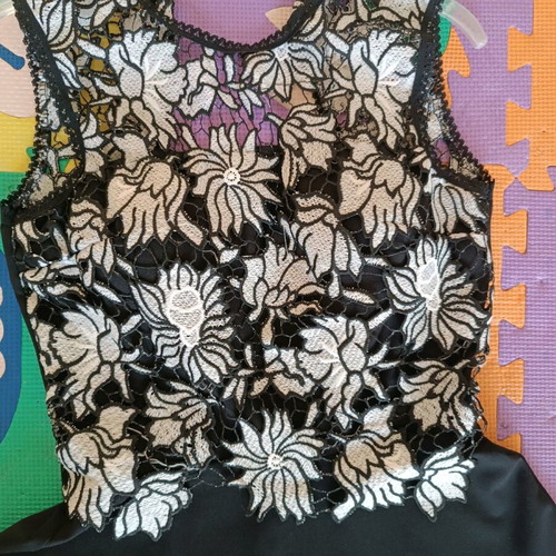 Dress medium size with lace and elasticity like new, black