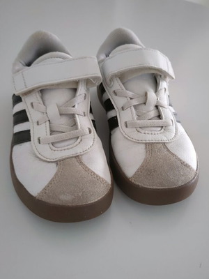 Adidas παιδικά αθλητικά παπούτσια με αυτοκόλλητα λουράκια σε λευκό και μπεζ, μέγεθος 31