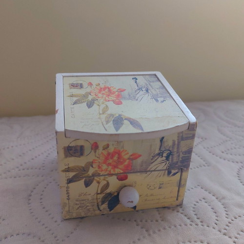 Accessory box like new with storage space and mirror