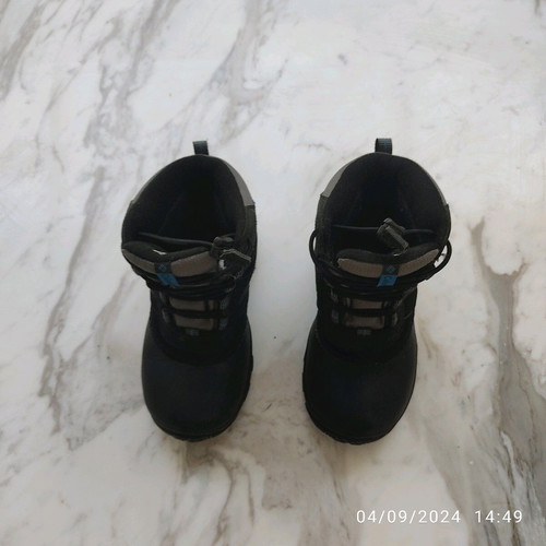 Columbia snow boot size 30 like new, black