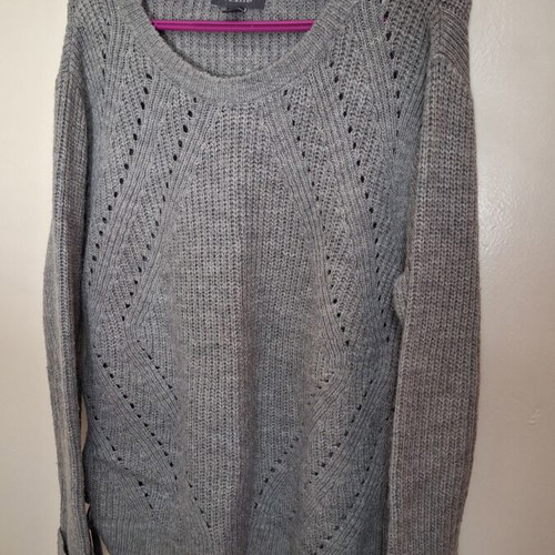 Gray knitted sweater like new with embossed geometric pattern