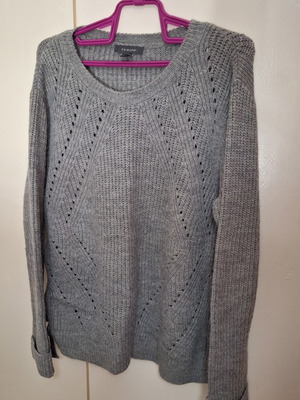 Gray knitted sweater like new with embossed geometric pattern