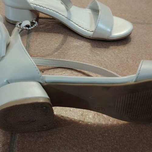 Nelli Blu white girl sandals size 32 like new with bow and heart buckle