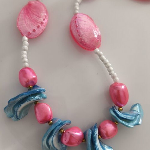 Necklace with seashell chips and mother of pearl painted, new