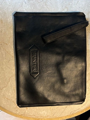 Hunter envelope bag like new, black handheld