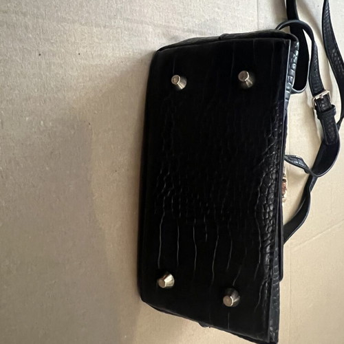 Black snake-pattern handbag like new, hand or crossbody
