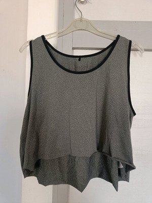 Funky Buddha women's crop athletic top used, dark gray