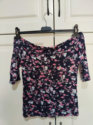 Floral off-shoulder t-shirt like new, colorful, size M