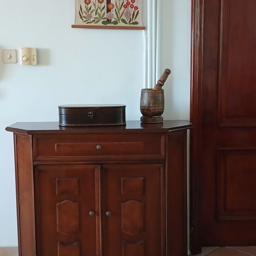 Small wooden cabinet 1.00 x 0.35 x 0.85 m