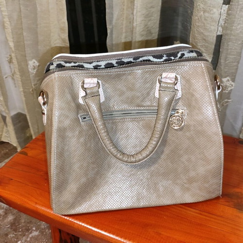 Elizabeth George Veta handbag like new, white and beige