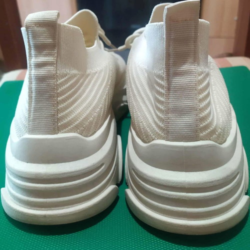 Sneakers women's size 39 beige cream with elastic breathable fabric like new