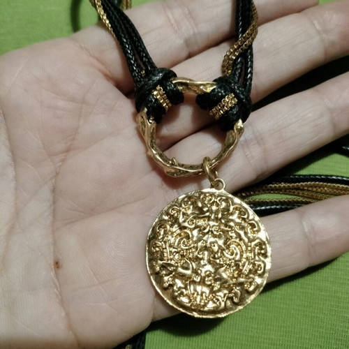 Zara long necklace like new, black