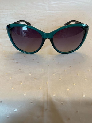 Invu women's sunglasses new, butterfly shape, black and green