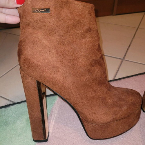Axel brown ankle boots like new with gold detail and warm lining
