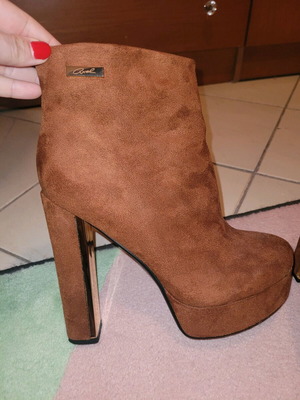 Axel brown ankle boots like new with gold detail and warm lining