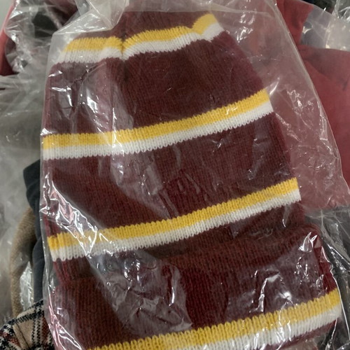 Woolen accessories new, box of about 20 pieces
