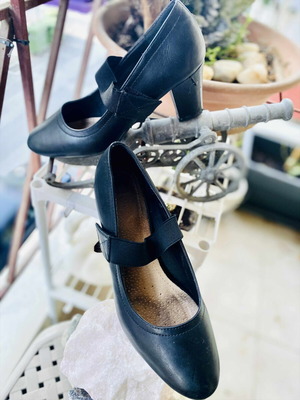 Black pumps used with elastic, size 40