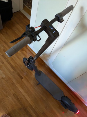 Xiaomi Electric Scooter 4 Pro 2nd Gen like new with Monorim suspension