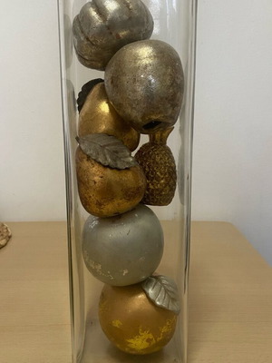 Glass vase like new with 7 decorative fruits pack of 8 pieces
