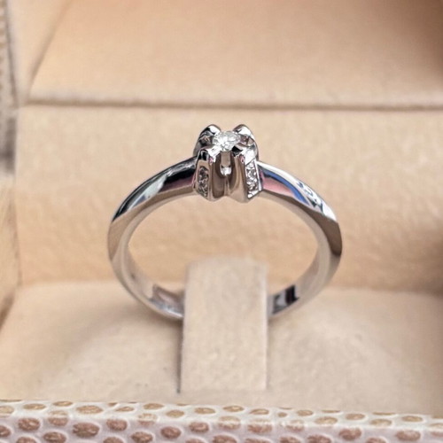 Diamond Solitaire Ring 18K White Gold like new, 0.06ct center