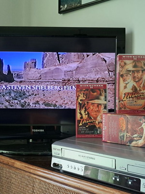 Indiana Jones κασετίνα VHS σαν καινούργιο, τριλογία Pal με συλλεκτικές κάρτες