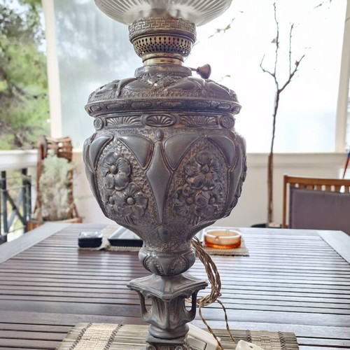 Victorian oil table lamp like new with Royal Brenner mechanism