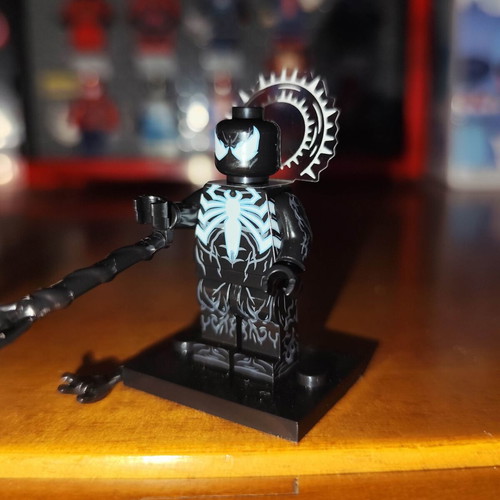 Symbiote Spider-Man figure like new with accessories