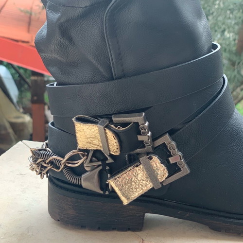 Boots used, size 39, black with removable belt and chains