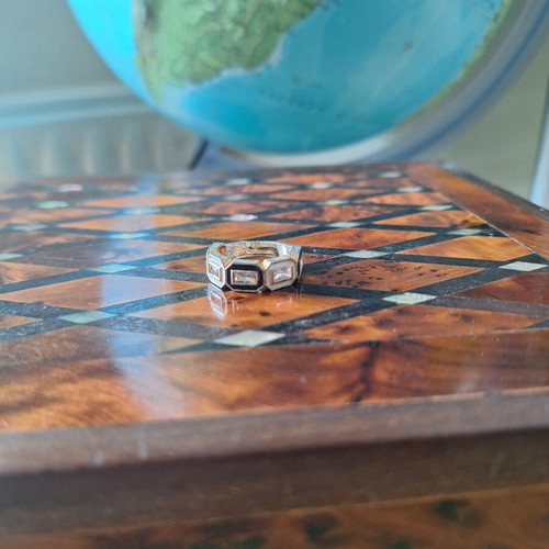 Ring like new, black and white