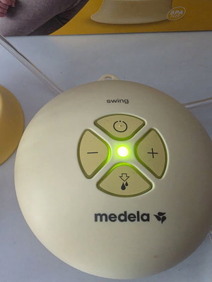 Medela Swing Flex breast pump like new with 5 bottles