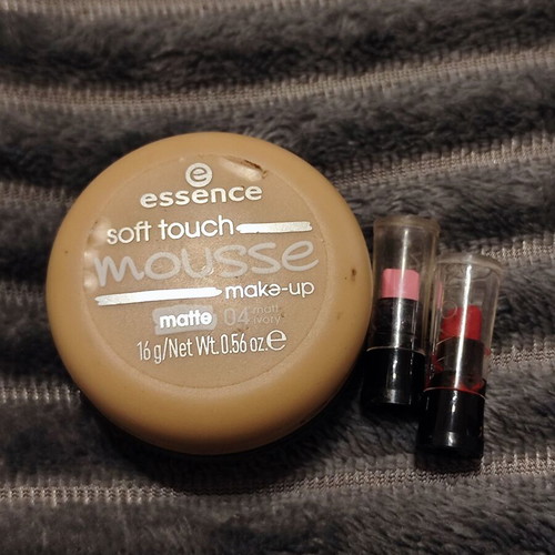 Essence Soft Touch Mousse Foundation 04 Ivory set with Avon lipstick samples new