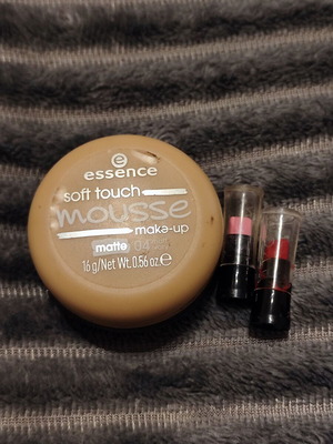 Σετ Essence Soft Touch Mousse Foundation 04 Ivory και δείγματα κραγιόν Avon καινούργιο