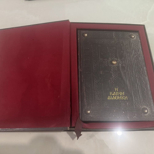 New Testament book like new, collectible