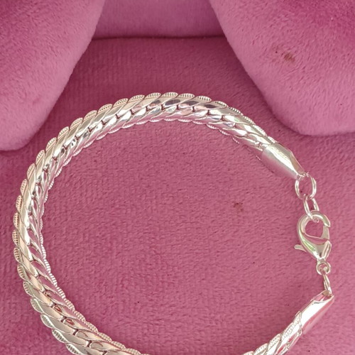 Silver Plated Bracelet Chain design like new, silver color
